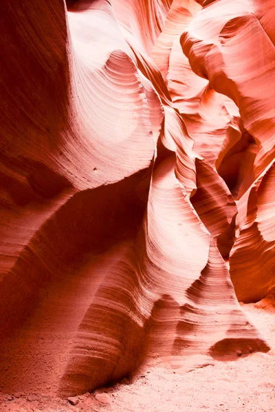 Arizon 的羚羊峡谷的美丽砂岩岩层 — 图库照片