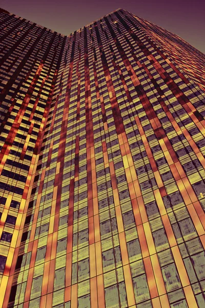 橙色和红色的摩天大楼 — 图库照片