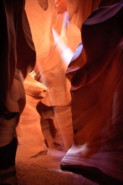 Strålar av ljus i antelope slot canyon — Stockfoto