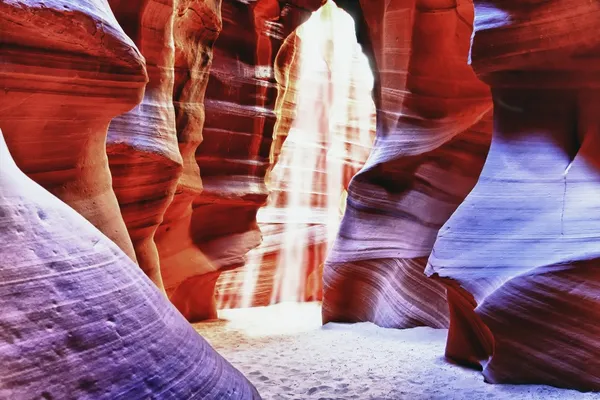 太阳光束在亚利桑那州的羚羊峡谷中 — 图库照片