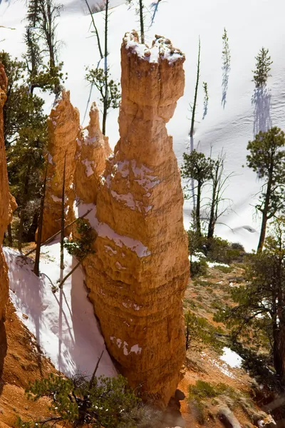 Thors hammer w zimie w Parku Narodowego bryce canyon — Zdjęcie stockowe