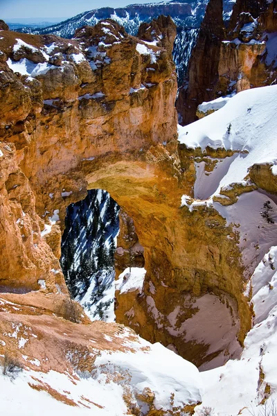 Natuurlijke brug bij bryce canyon — Stockfoto