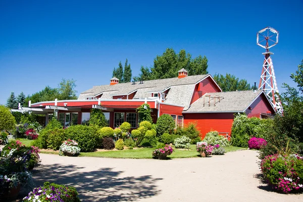 Červená stodola poblíž saskatoon, saskatchewan — Stock fotografie