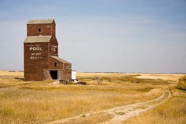 大草原の穀物エレベーター — ストック写真