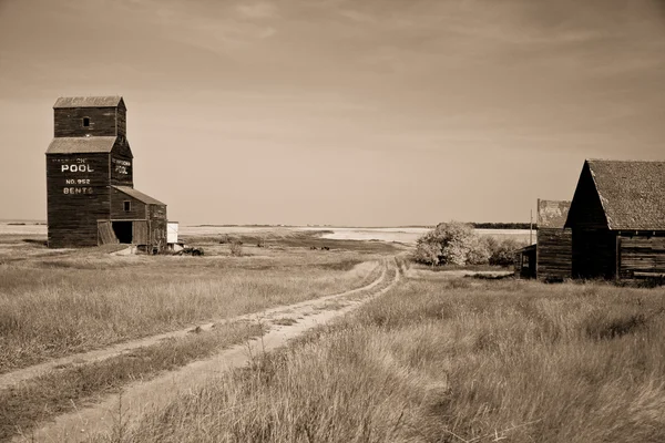Elevador de grãos de pradaria na paisagem canadense — Fotografia de Stock