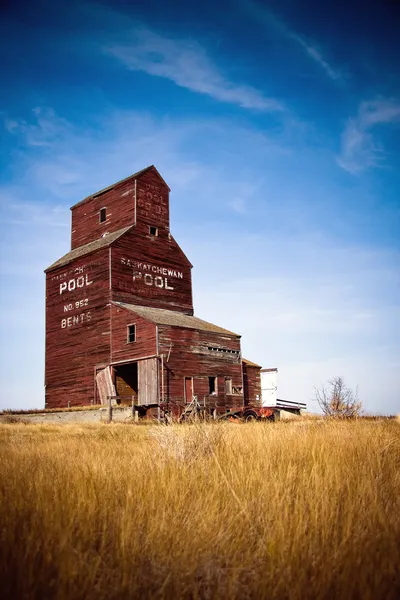 Норія зернова Prairie на канадські пейзаж — стокове фото