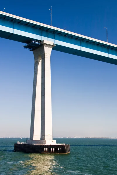 Pfeiler einer hohen Brücke — Stockfoto