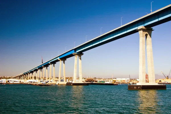 Şehir silüeti üzerinde uzun köprü — Stok fotoğraf