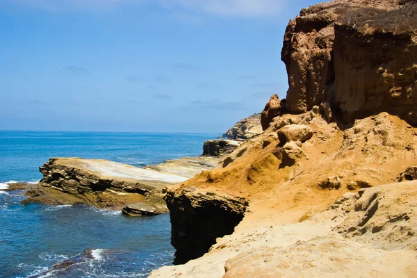 Costa rocosa a lo largo del océano —  Fotos de Stock