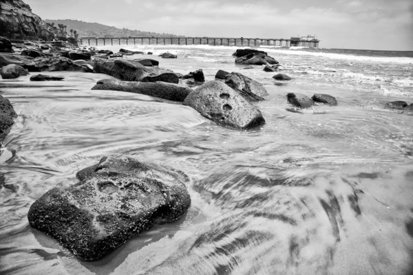 Photo en noir et blanc de la côte — Photo