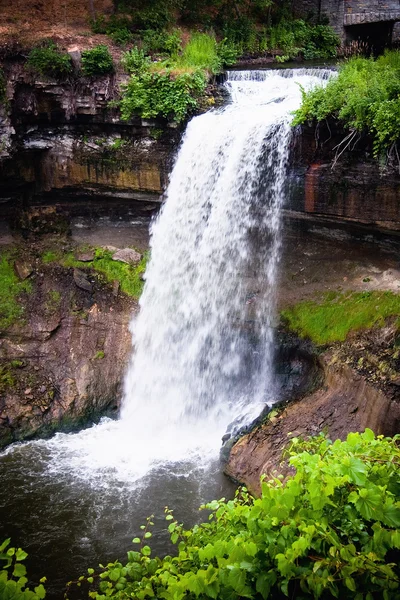 Водопад Миннеаха расположен в Миннеаполисе Миннесота — стоковое фото