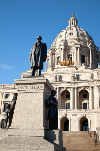 Estatua de Knute Nelson frente al Capitolio Estatal de Minnesota Buil — Foto de Stock