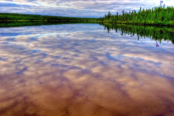 Sjön relecting molnet och himlen ovan — Stockfoto