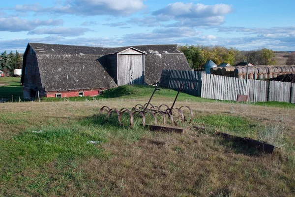 Vecchio fienile e cortile fattoria — Foto Stock