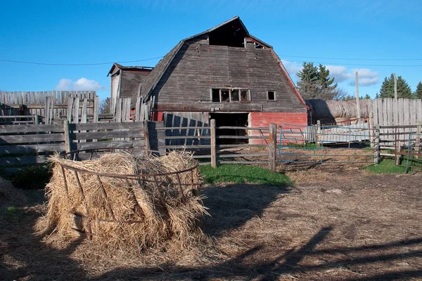 Antiguo granero y patio de la granja — Foto de Stock