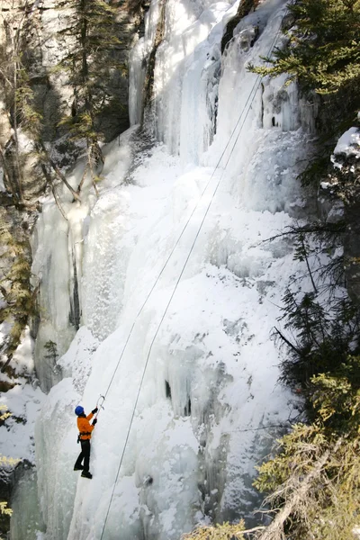 Subiendo por el acantilado congelado — Foto de Stock