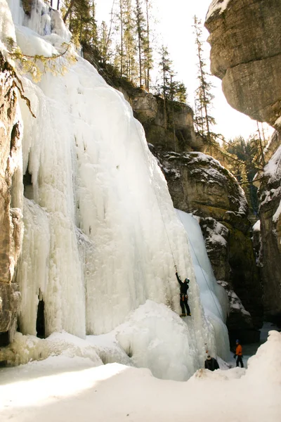 Escalar un acantilado congelado — Foto de Stock