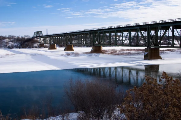 Eisenbahnbrücke im Winter — Stockfoto