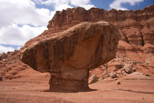 Mermer kanyona yakınındaki dengeli kaya — Stok fotoğraf