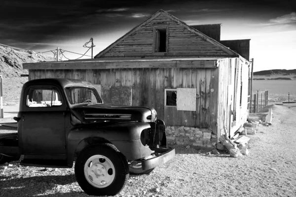 古いトラックと雑貨店 — ストック写真