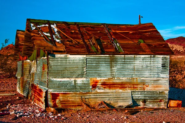 Velho barracão enferrujado — Fotografia de Stock