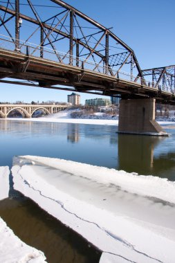 saskatoon bir nehir üzerinde buz akar