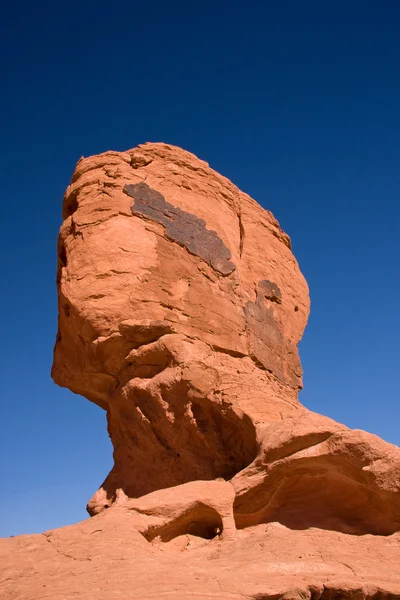 Roter Felsen ähnelt einem Kopf — Stockfoto