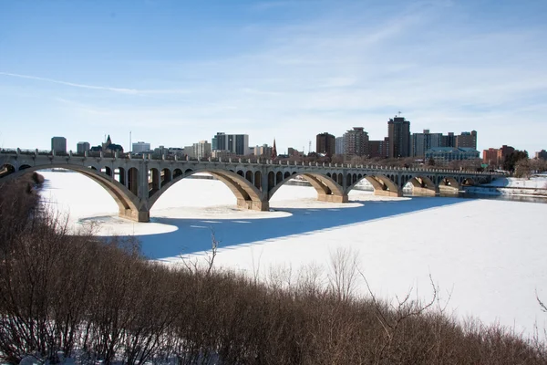 Pont et centre-ville Saskatoon — Photo