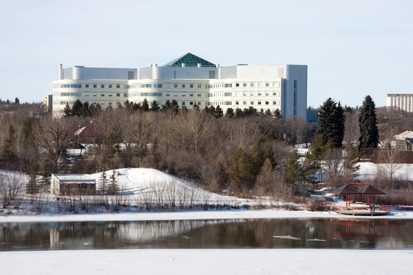 Staden saskatoon sjukhus och åstranden — Stockfoto