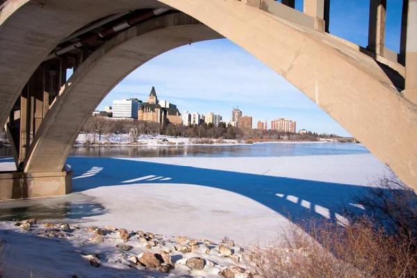Şehir merkezindeki saskatoon çerçeveleme köprü — Stok fotoğraf