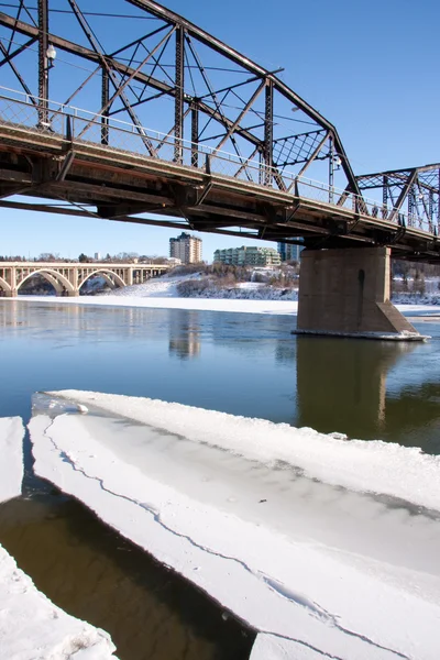 Stromen van het ijs op de rivier in Saskatoon (Engels) — Stockfoto