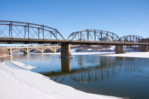 Blå floden reflektioner i staden av broar — Stockfoto