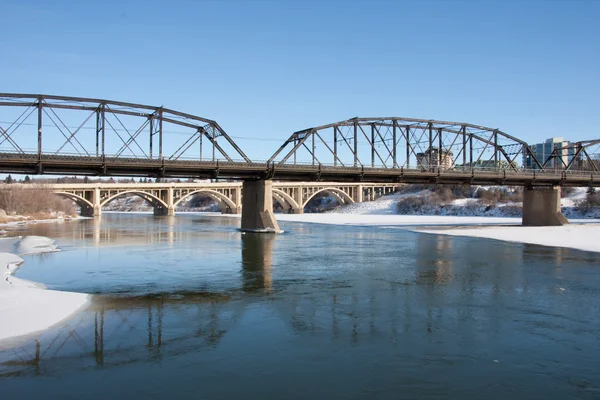 De weergave van het rivierfront in saskatoon, canada — Stockfoto