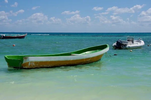Denizde oturan eski bir tekne — Stok fotoğraf