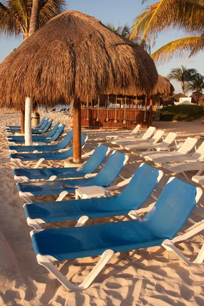 在阳光下的沙滩椅 — 图库照片