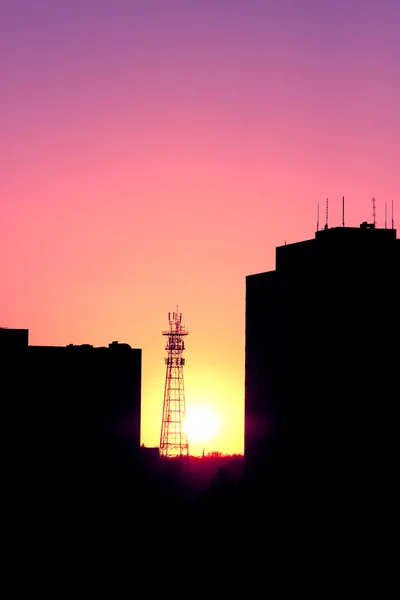 Zonsondergang op transmissie toren — Stockfoto