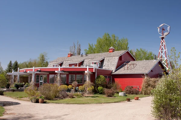 Ancienne grange rouge des Prairies canadiennes — Photo