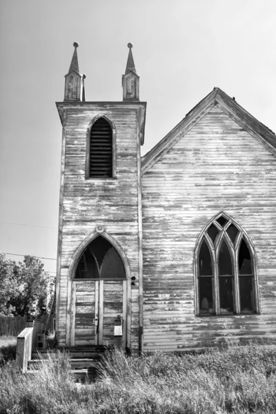 Старая сельская церковь в канадских прериях — стоковое фото