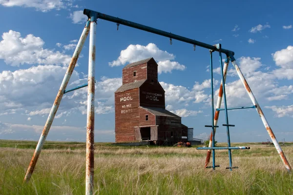 古い穀物エレベーターの草原 — ストック写真