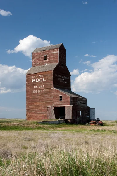 Velho elevador de grãos de pradaria — Fotografia de Stock