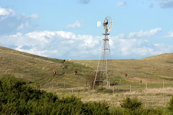 Větrný mlýn na kopci praires — Stock fotografie
