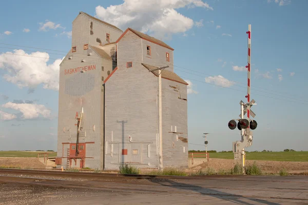 Ascensore a grano vicino a Railroad Crossing — Foto Stock