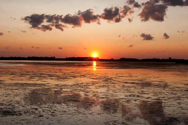 Pôr-do-sol da pradaria na lagoa — Fotografia de Stock