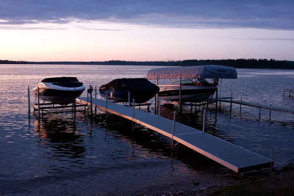 Boten in een dok geplaatst in lake — Stockfoto