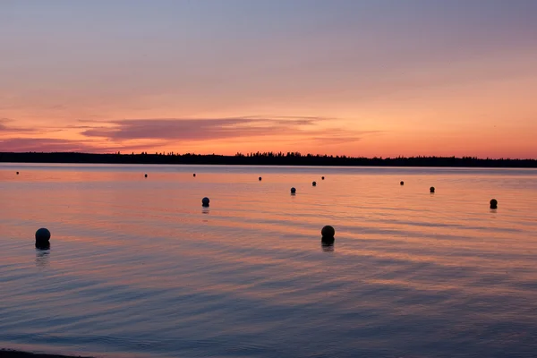 水にブイと夕日 — ストック写真