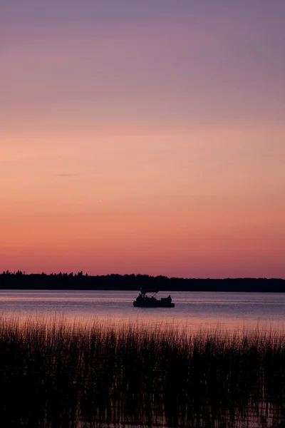 Лодка на закате — стоковое фото