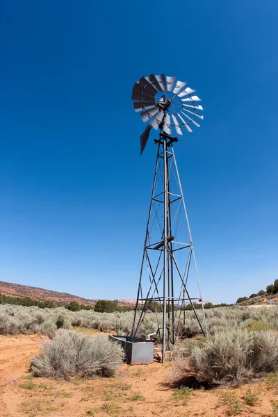 Větrný mlýn na poušti — Stock fotografie