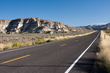 henrieville, utah karayolunun 12 kuzeyinde dağlar