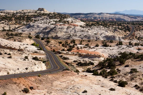 Highway 12 obtáčení kolem v pouštní krajině poblíž escalante, — Stock fotografie