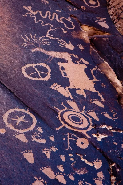 Indiánské petroglyfy, noviny rock, utah — Stock fotografie